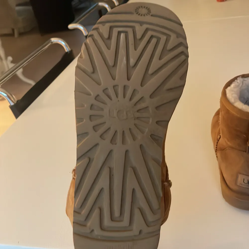 Säljer dessa sköna och snygga uggs perfekta för vintern pga att de blivit för små. Nypris 2000kr mitt pris 999kr. Storlek 41 men passar även 40.. Skor.