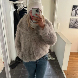 Mysig modern päls jacka - Sprillans ny jacka i päls/aldrig använt. Tjock jacka. Varm. Beige typ