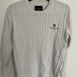 Vit stickad tröja - Hej! Säljer nu den här tröjan från bondelid i ett jättebra skick. Köpt förra vintern men är sparsamt använd. Passar perfekt nu till hösten/vintern. Hör av dig vid eventuella frågor!