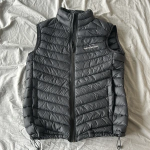 Peak Performance Väst - Hej jag säljer min peak performance frost down väst som jag använt ett en stacka gånger då den är gott som ny (9,5/10) för att jag har använt den nån gång, den är varm, lätt, flexibel, snygg, Ny pris ligger på 2100  Säljs för 1100