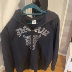 Rhinestone hoddie - Så sjukt snygg rhinestone hoddie från PAAW!🥰det står att hoddien är i large men den är mer som en S och passar mig som brukar ha det 