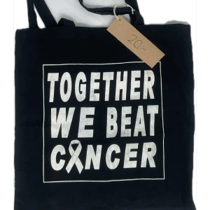 Tygpåse med fint citat. - Together we beat cancer🥰 En tygpåse i fint skick! 