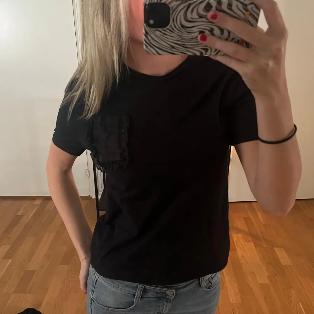 Superfin tröja från zara med en ficka med volanger på❤️. T-shirts.