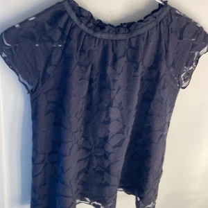 Spetstopp - Säljer denna urgulliga blomspetströjan. Fick av en vän så inte säker på orginal priset 💕🤞🏻kom privat för funderingar💕✊🏻