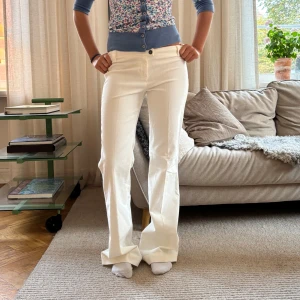 Jeans!  - Så snygga vita matchester jeans i perfekt modell! 