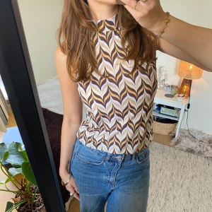 Halterneck glittrig höst färger - Halterneck, går att knäppas vid halsen med två olika storlekar!