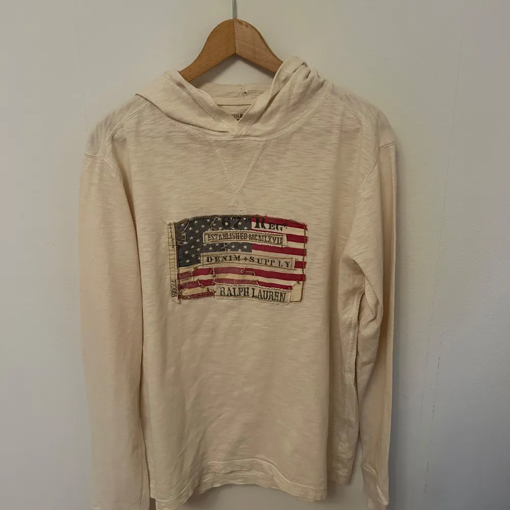 Säljer nu denna Ralph Lauren denim supply hoodie i off white färg. Bra skick och storleken är medium. Skriv vid eventuella frågor och funderingar.. Hoodies.