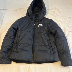 Nike jacka - Nike jacka i storlek M i mycket bra skick, skriv för mer info!