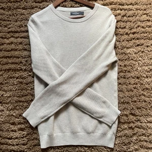 Stickad tröja  - Rikigt fin tröja i nyskick! 🤩 Storlek S  Perfekt nu till hösten!  