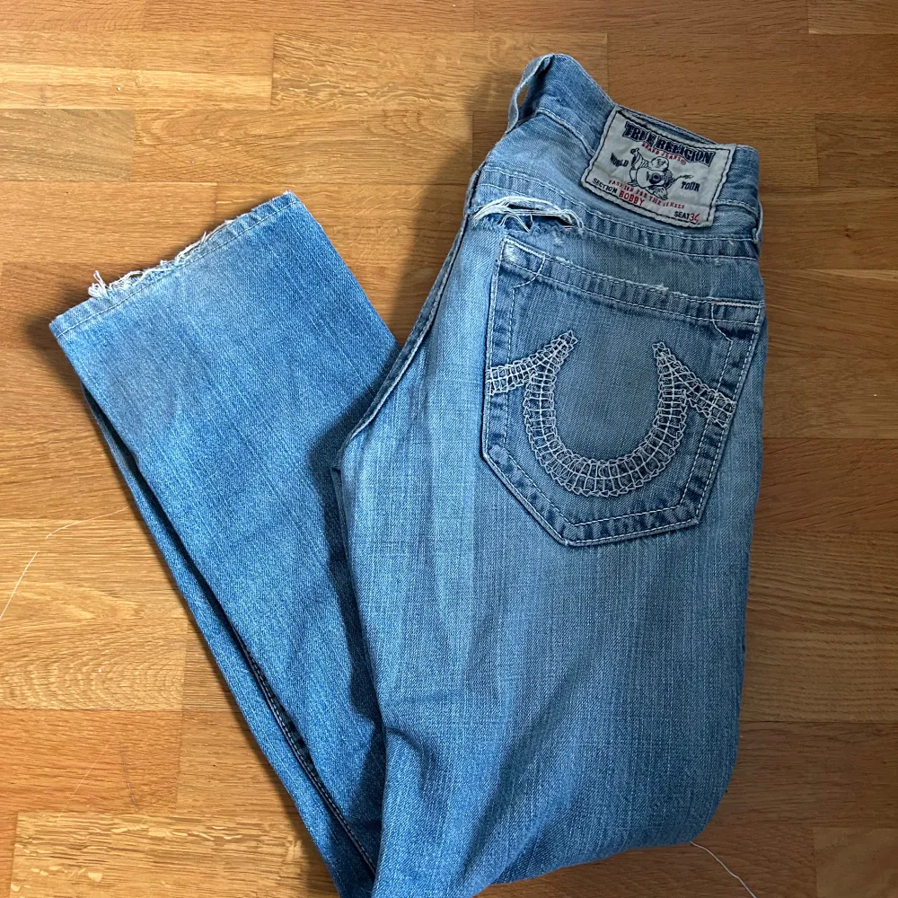 Säljer ett par blå jeans från True Religion. De har en cool, distressed look med flera slitningar på benen. De har dock lite hål vid knäna och vid baksidan. Hör av er vid fundering! Pris kan diskuteras.. Jeans & Byxor.