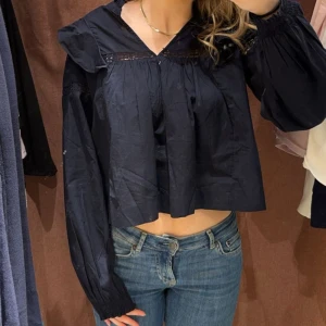 blus - mörkblå blus från young gina som inte längre kommer till användning. Sparsamt använd o i fint skick. Skriv vid frågor eller intresse😊 