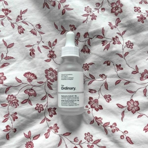 The Ordinary Serum 🤍🖤 - The Ordinary Hyaluronic Acid Serum. Säljs pga att den inte funkar för mig. Lite mer än halva kvar, ca 85-90% (se bild). Nypris 230kr! FÖRST TILL KVARN!🖤🤍(BUNDLERABATT VID KÖP AV FLER ARTIKLAR!)