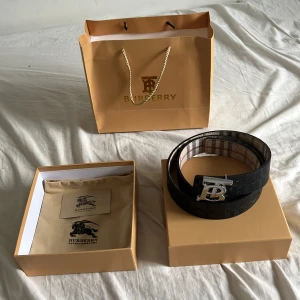 Burberry bälte  - Säljer nu detta burberry bälte pågrund ut av att jag inte har nån nytta av det längre . Pris kan diskuteras. Skick 7.5 av 10