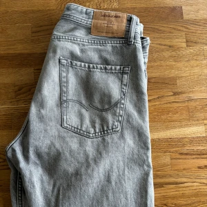 Jack & Jones jeans grå - Storlek: W31 L32, loose passform