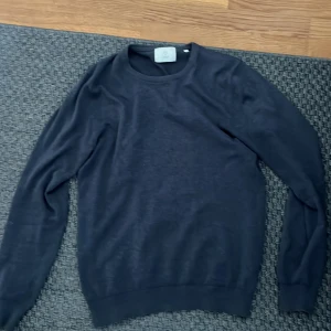 Bläck tröja - En fin stickad tröja från bläck och dom är riktigt skön i en snygg marinblå färg som är storlek S