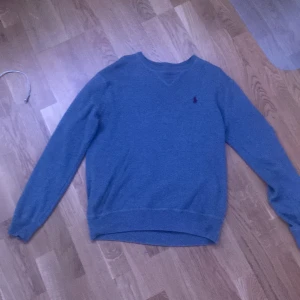 Ralph lauren sweatshirt - Stilren Ralph lauren sweatshirt i toppskick. Inköpt i vintras. Xs men är mer som s. Nypris 1299