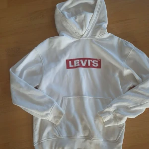 Levis hoodie  - Säljer vitt Levis hoodie, storlek M, bra skick.