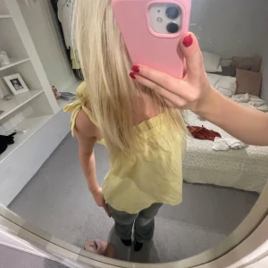 gul topp med rutigt mönster💛 - Super söt aldrig använd! 