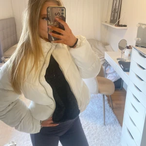 Vit pufferjacka - Säljer denna supermysiga vita pufferjackan, perfekt för både vintern och hösten!! Tjock och håller värme utmärk 🤍🤍 OBS! Laddat upp massa nytt fint till hösten så gå in på min profil och kolla så kan jag samposta 🥰🌸