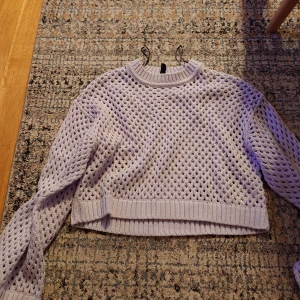 Stickad tröja  - Jätte fin tröja från hm men den är genomskinlig så jag skulle rekommendera att ha line under skriv till mig om ni har fler frågor 🤗