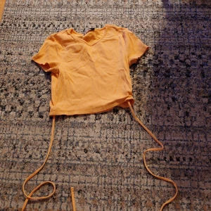 T shirt - En jätte fin t shirt. Köpt i Turkiet. Den är med snören söm mam kan knyta runt midjan elr ryggen. Skriv till mig om ni har fler frågor🤗