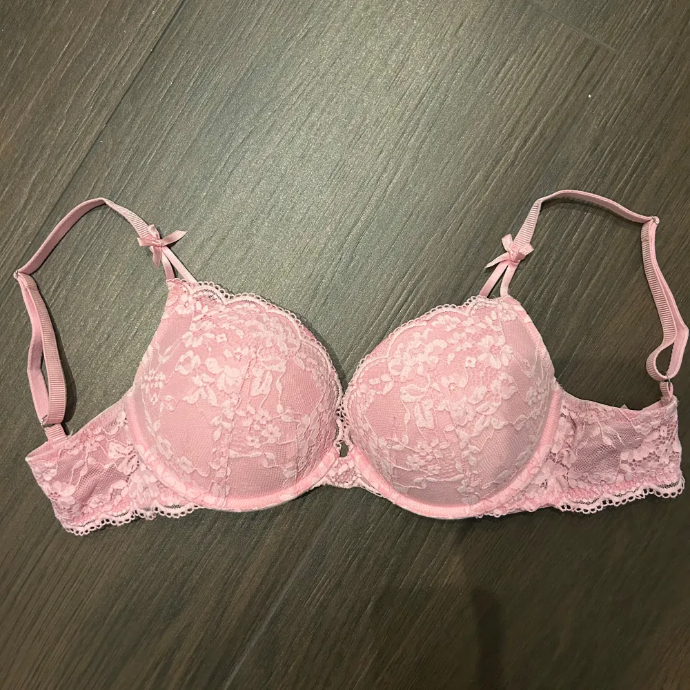 Säljer en rosa push up bh i spets. Den är från Lindex i storlek 80C. Bh:n är i nyskick och har justerbara axelband. Slutsåld överallt, nypris 349kr💕. Övrigt.