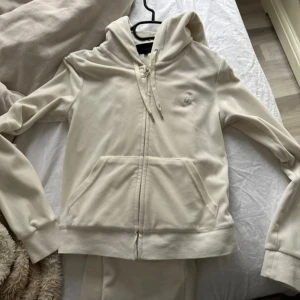 Vit juicy set, stl XS-S - Hej! Säljer ett vitt Juicy Couture set som jag köpte för ett år sedan. Är knappt använt då dem är för långa på mig. Har därmed fått liten fläck längst ner vid benet vilket man kan se å bilden🥰 Pris kan diskuteras.