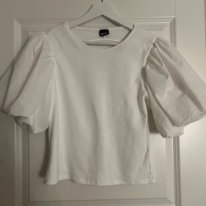 topp - fin tröja med öppen rygg från gina, slutsåld  helt oanvänd, nypris 300kr