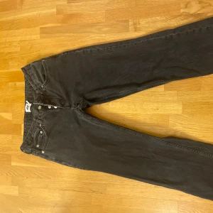 lågmidjade svarta jeans, lager 157 ICON - använda få gånger i bra skick!! 