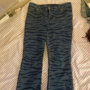 Lågmidjade zebra jeans  - Lågmidjade zebra jeans från Monki köpta i somras 