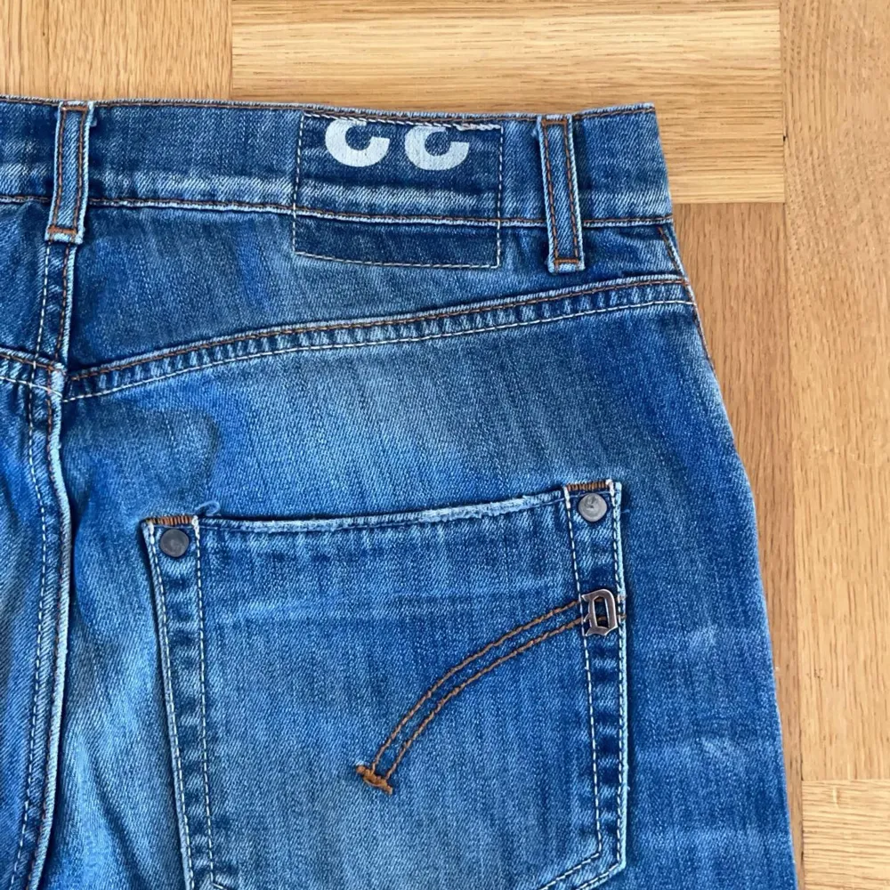 Hej! Säljer nu ett par dondup jeans i bra skick med en snygg slitning på vänster ben. Dom är i storlek 33 men skulle säga att dom passar typ storlek 30. Vid frågor och funderingar är det bara att höra av sig.. Jeans & Byxor.