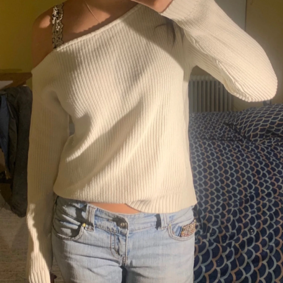 Stickad off-shoulder tröja - 90