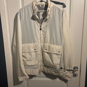 Moncler overshirt Size 3 - Moncler Overshirt Modell Giubtto nylon fodera jersey Size 3 Som motsvarar Medium ungefär.  Klarats sig fint från fläckar och smuts Endast 1100kr