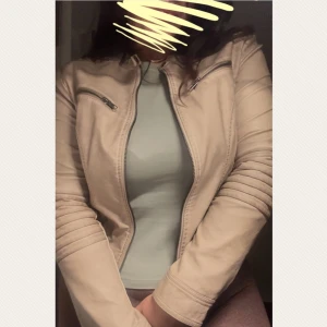 Läderjacka - vintage  - Säljer 1 otroligt snygg beige läderjacka i perfekt vintage second hand-skick! En tidlös, cool design med en fantastisk passform och är det perfekta tillskottet för dig som vill sticka ut me stil. Mjuk&robust kvalitet. Passform:M/lösare S. Köpt:1099kr