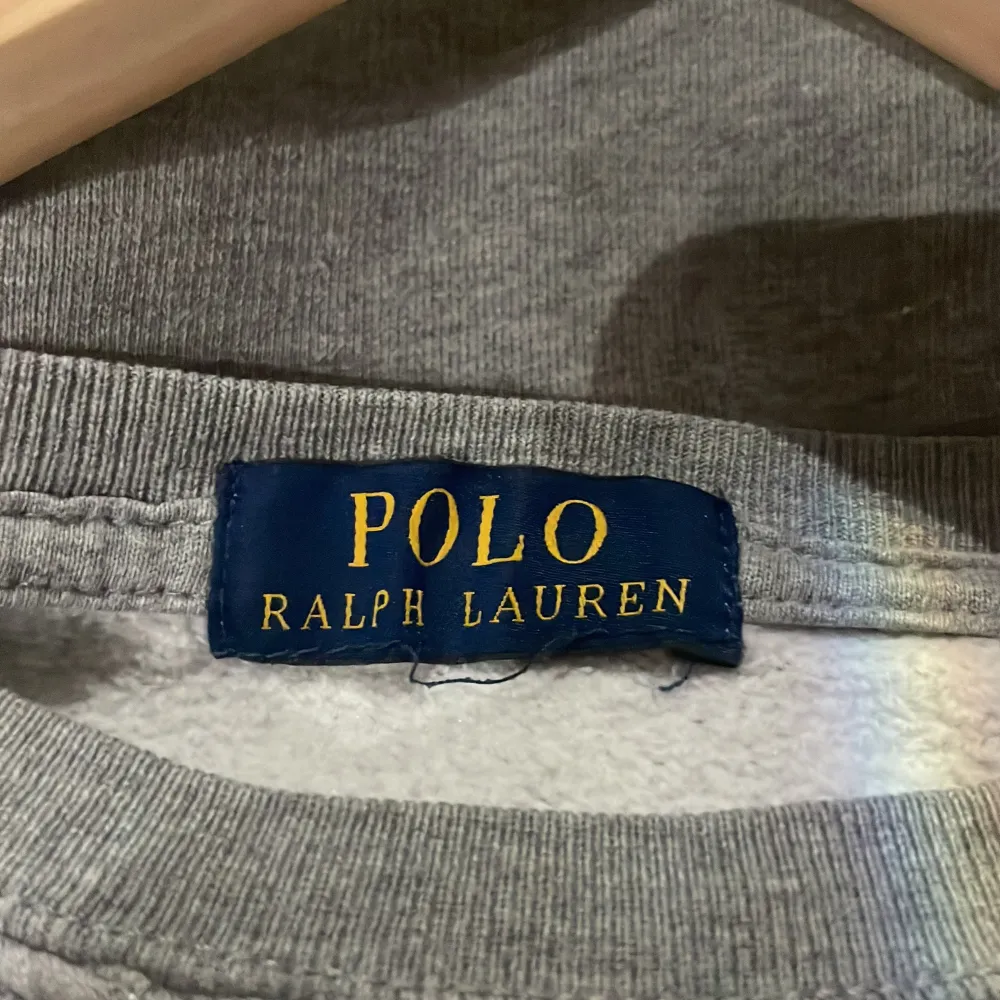 Säljer en grå sweatshirt från Polo Ralph Lauren. Nypris 2000kr, skicka 8/10. Tröjor & Koftor.