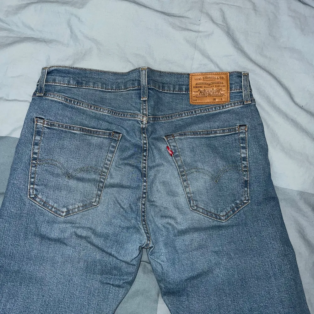 Säljer dessa ljusblåa Levi’s 511 jeans som jag fick i present men endast använde 2-3 gånger. . Jeans & Byxor.