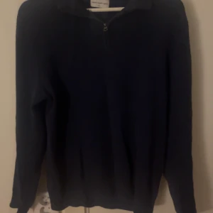 halv zip S/M - En fin mörkblå halv zip från these glory days. Storlek S men funkar jättebra till M. knappast använd