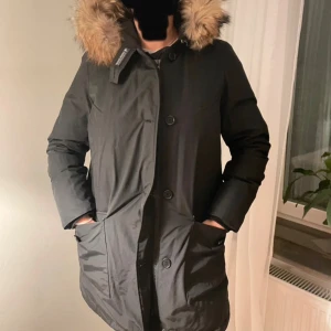 Woolrich jacka - Säljer en nästan helt ny woolrich jacka för endast 1000kr. Modell dam storlek M. Extra knappar medföljer. Originalpris 9000kr