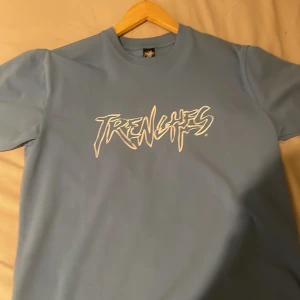 Trenches t shirt - Helt ny  Aldrig använd S passar 170-183