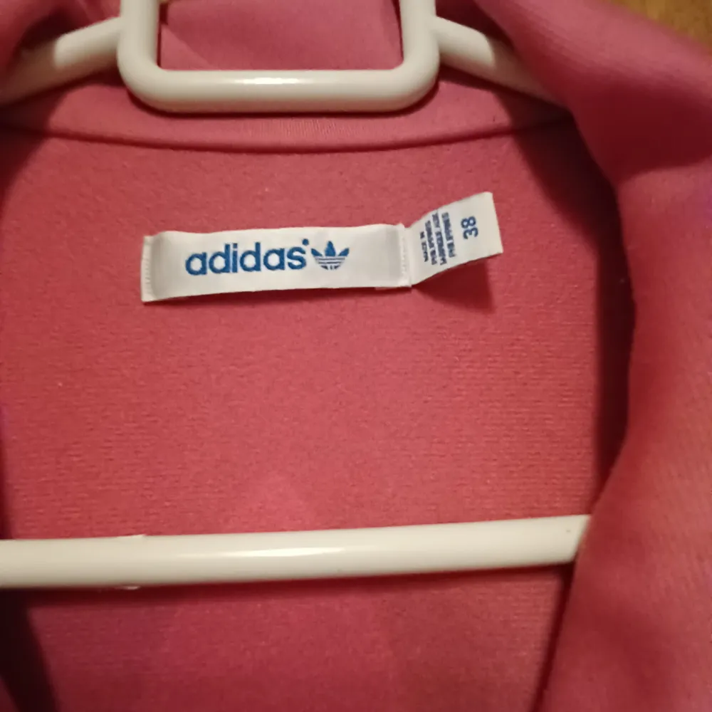 Rosa Adidas med dragkedja. Inga skavanker. Stl. 38  Köparen står för fraktkostnader.. Tröjor & Koftor.