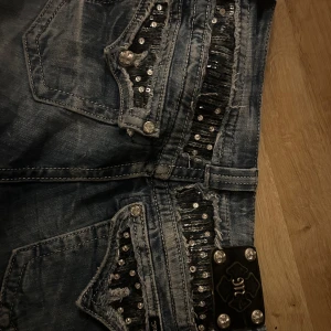 Miss me jeans bootcut💘 - Super fina miss me jeans, inga defekter. Saknas en knapp på höger bakre ficka. Midjemått: 42 cm rakt över Innerbenslängd: 77 cm  Skriv om ni har fler frågor 💘