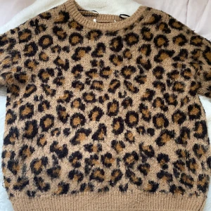 Tröja  - Säljer min fina leopard tröja på grund av  kommer inte till användning har klipp bort lappen men den är från HM och bra skicka köpte för 300kr 