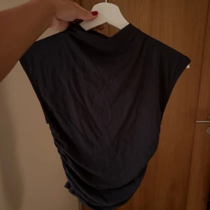 Ginatricot - Topp - Ginatricot topp i nyskick använd 1 gång. Sista bild är hur den sitter på men är inte samma färg, den är mörkgrå. 🤍