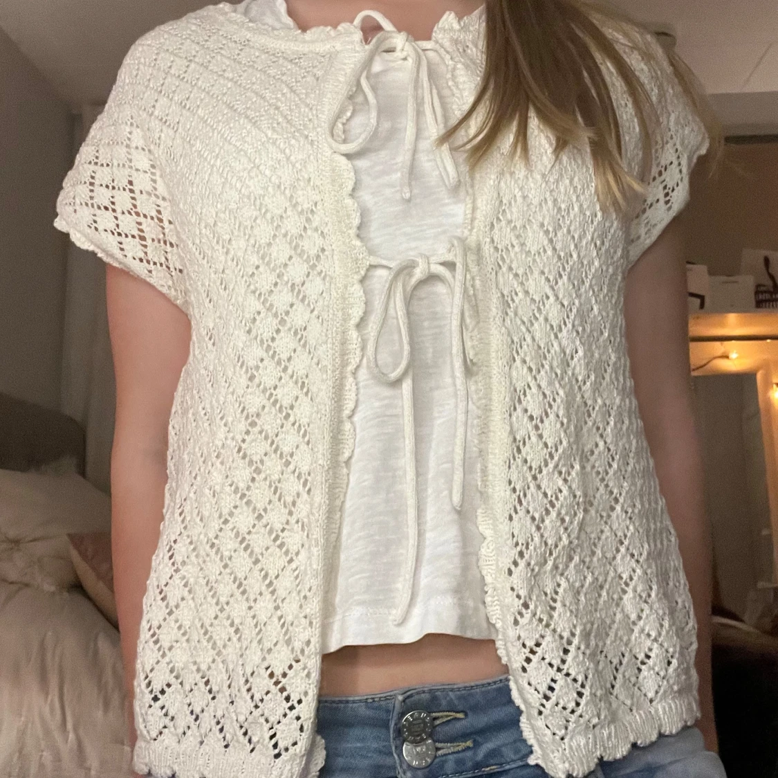 Vit stickad kofta med knytband