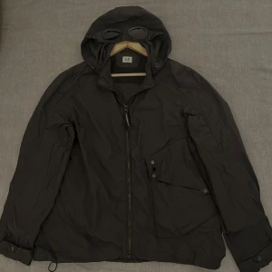 Cp company overshirt jacka (storlek M) - Eftertraktad C.P. Company jacka i storlek M, passar både vår höst och sommarväder! Riktigt snygg passform och passar med allt, slutsåld modell, nypris på ca 5000kr.