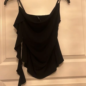 Svart blus❤️ - Nästan helt oanvänd blus! Köpte den till en fest men annars har den inte kommit till användning!❤️ i storlek xs