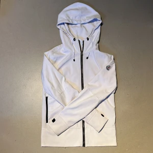 Monclear jacka - Säljer nu denna vita monclear jacka som är i väldigt bra skick, perfekt nu till vintern. Den är i storlek xs och passar bra mellan 157-165cm, personen på bilden är 162cm lång för referens. Inga defekter överhuvudtaget. Priset kan diskuteras vid snabbköp. 