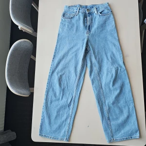 Ljusa jeans från Collusion - Säljer ett par ljusa jeans från Collusion i storlek W28 L30. De är högmidjade och har en straight passform som ger en avslappnad look. Perfekta för både vardag och fest! Tillverkade i Turkiet.