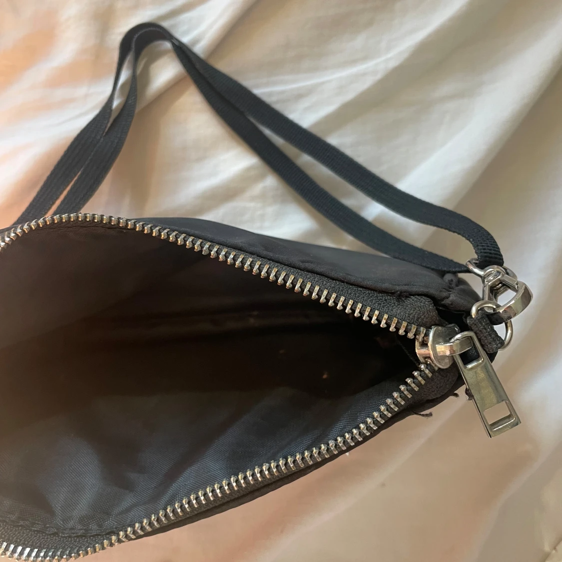 Svart axelväska med dragkedja - 91