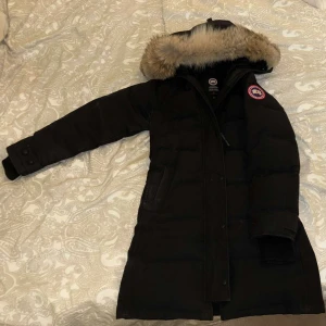 Canada goose shelburne parka - Super fin vinterjacka från Canada Goose I XS. Knappt använd med bara en liten fläck på ena ärmen, som garanterat går bort vid kemtvätt (skriv för bild).  Jackan är lite blekt  (syns på bilden).  Nypris 16.000-20.000kr. Bara använd en vinter 2021 så den är helt i nyskick. Äkthetsbevis i jackan finns med.